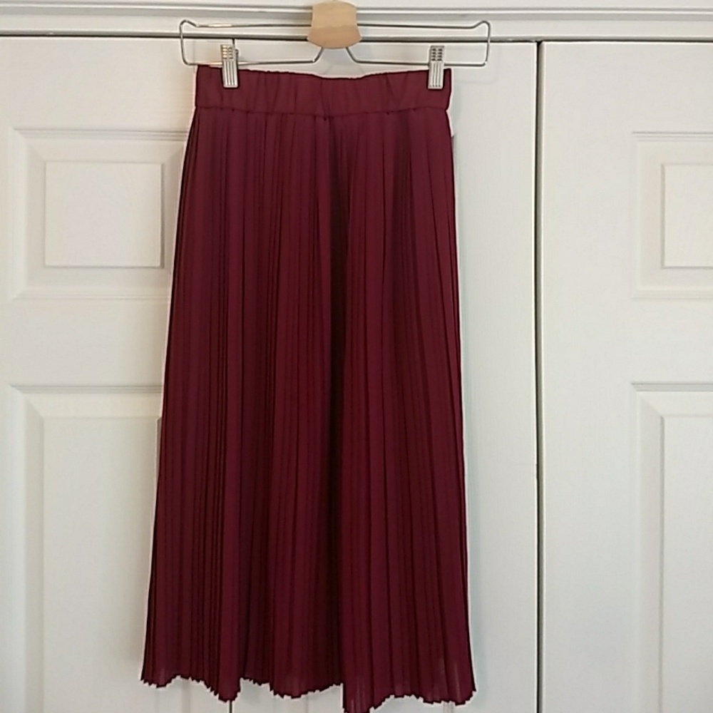 Hot pink pleated skirt- never worn